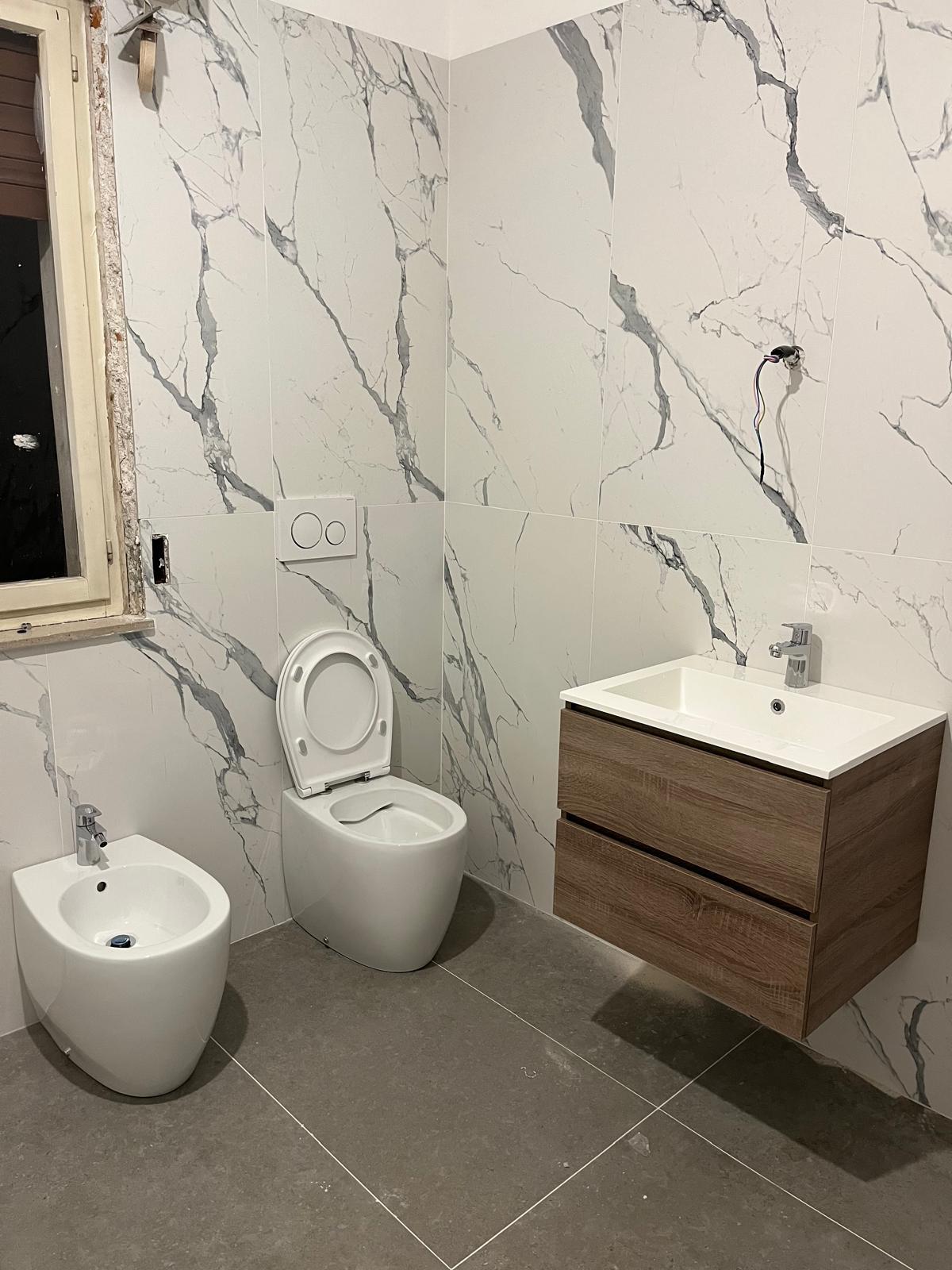 Bagno completato - sanitari sospesi