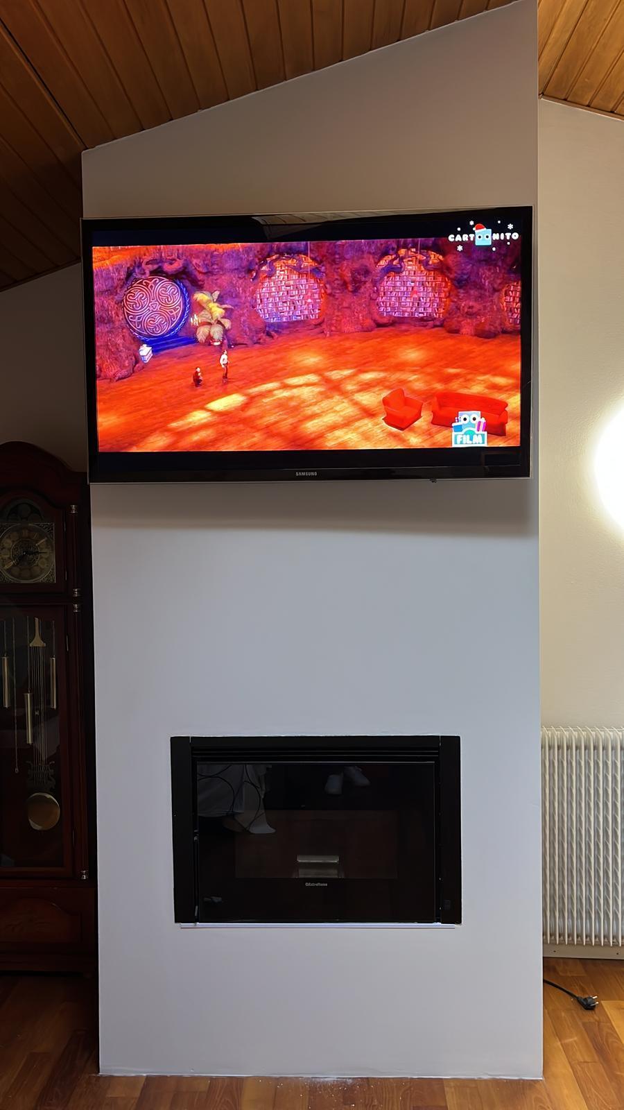 Camino rivestito con TV integrata