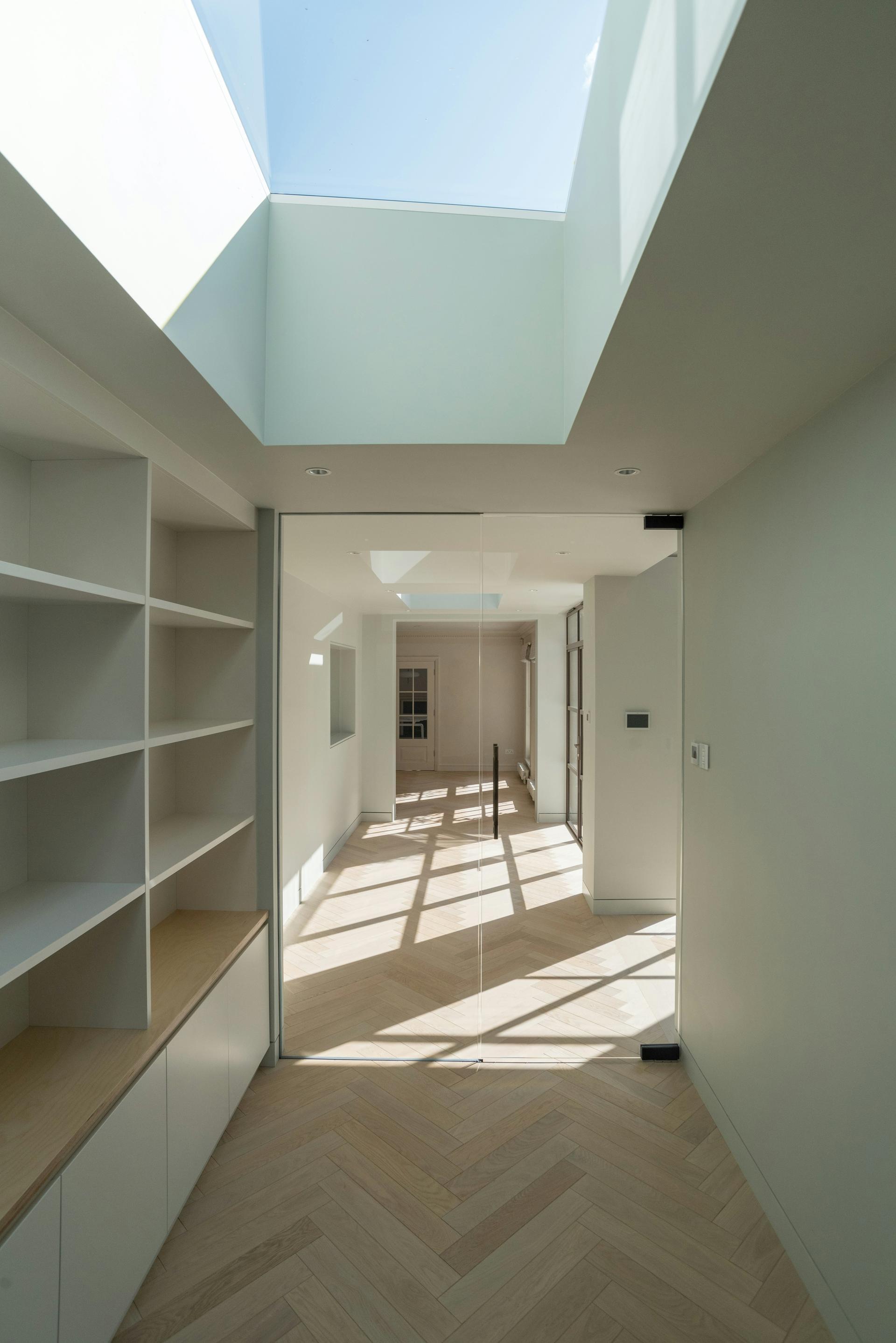 Interno ristrutturato con parquet a spina di pesce e vetrata - Renovations FVG